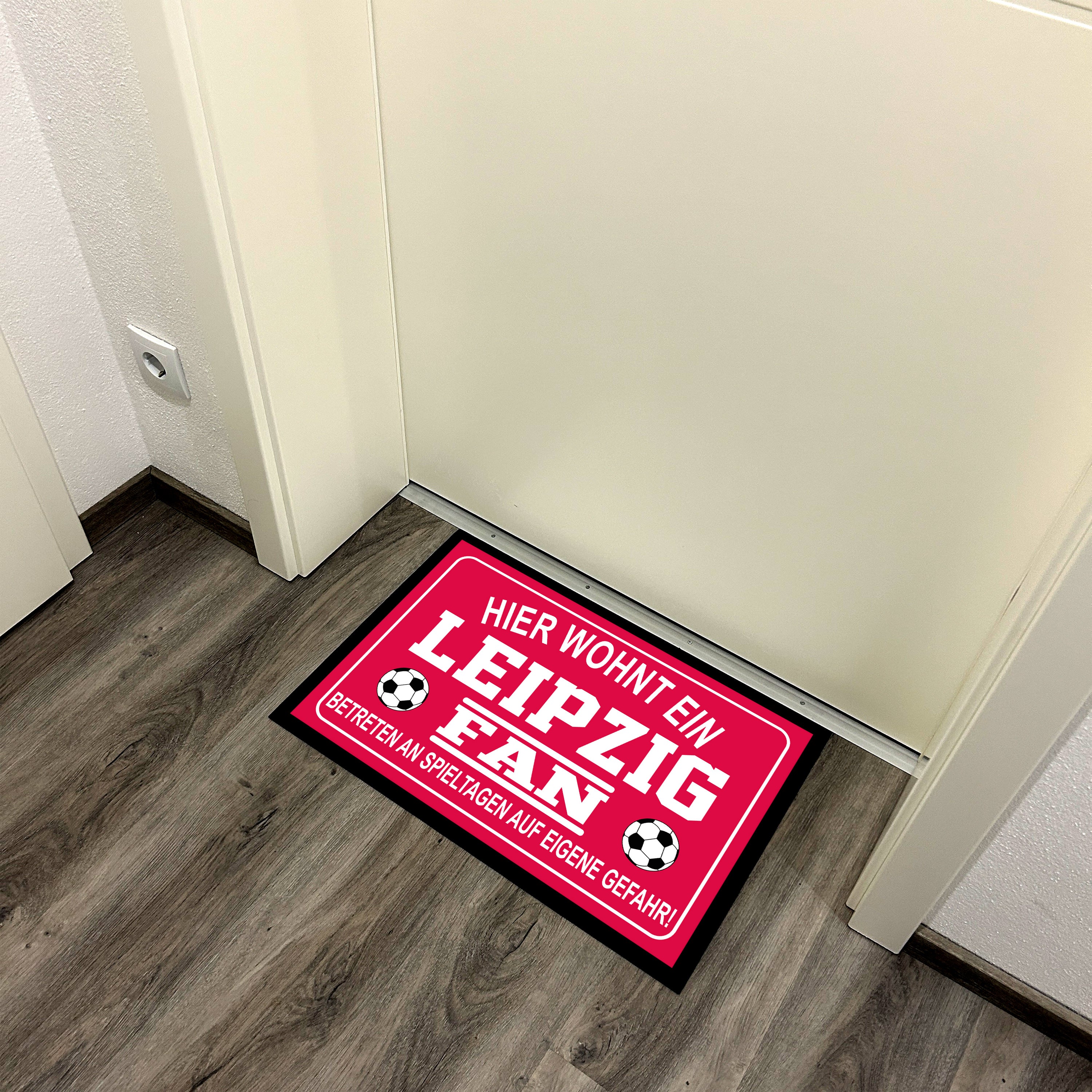 Fußmatte für Fußball Fans - Hier wohnt ein Leipzig Fan - Betreten an Spieltagen auf eigene Gefahr! - für innen und außen | 60x40cm