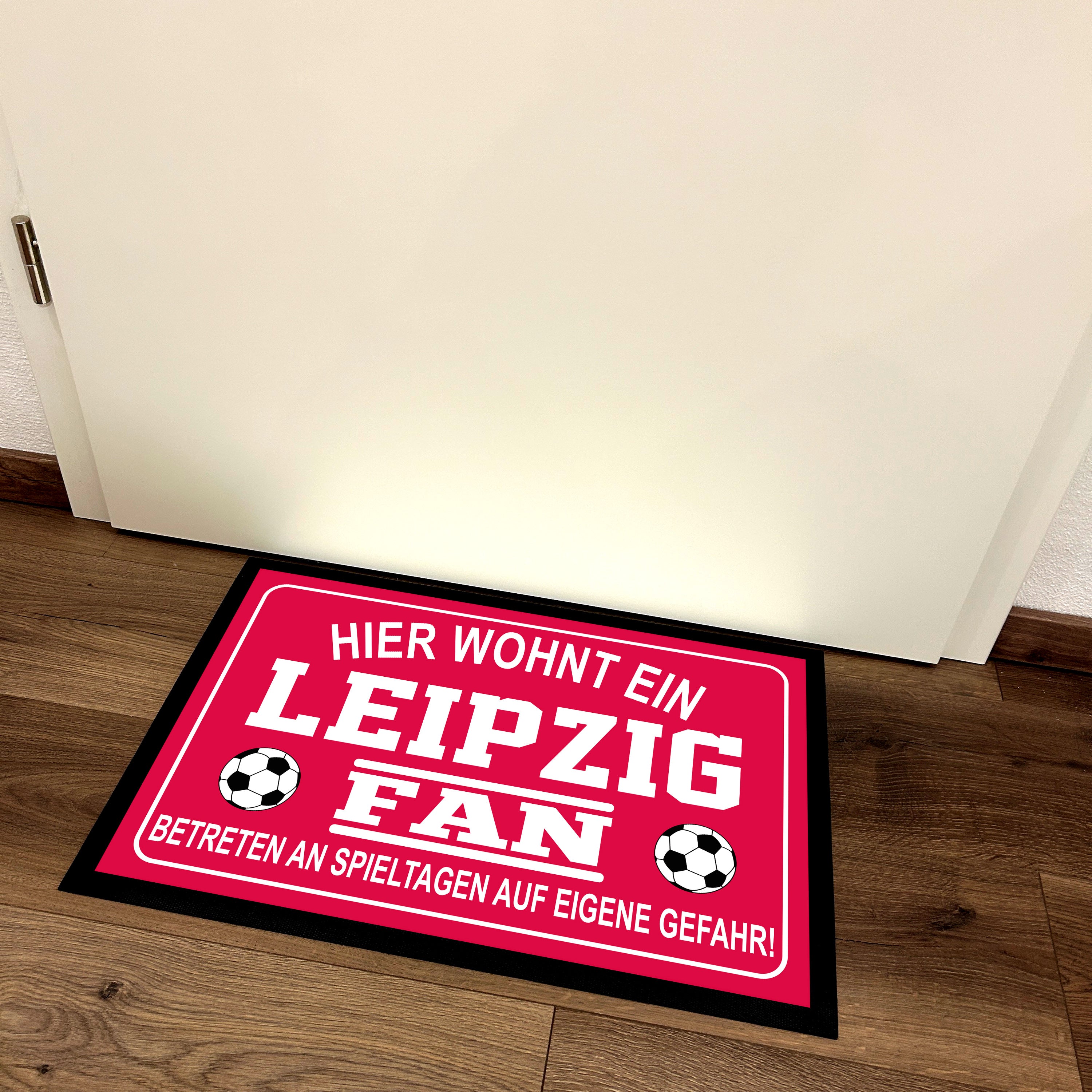 Fußmatte für Fußball Fans - Hier wohnt ein Leipzig Fan - Betreten an Spieltagen auf eigene Gefahr! - für innen und außen | 60x40cm