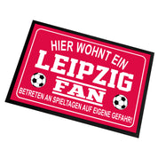 Fußmatte für Fußball Fans - Hier wohnt ein Leipzig Fan - Betreten an Spieltagen auf eigene Gefahr! - für innen und außen | 60x40cm