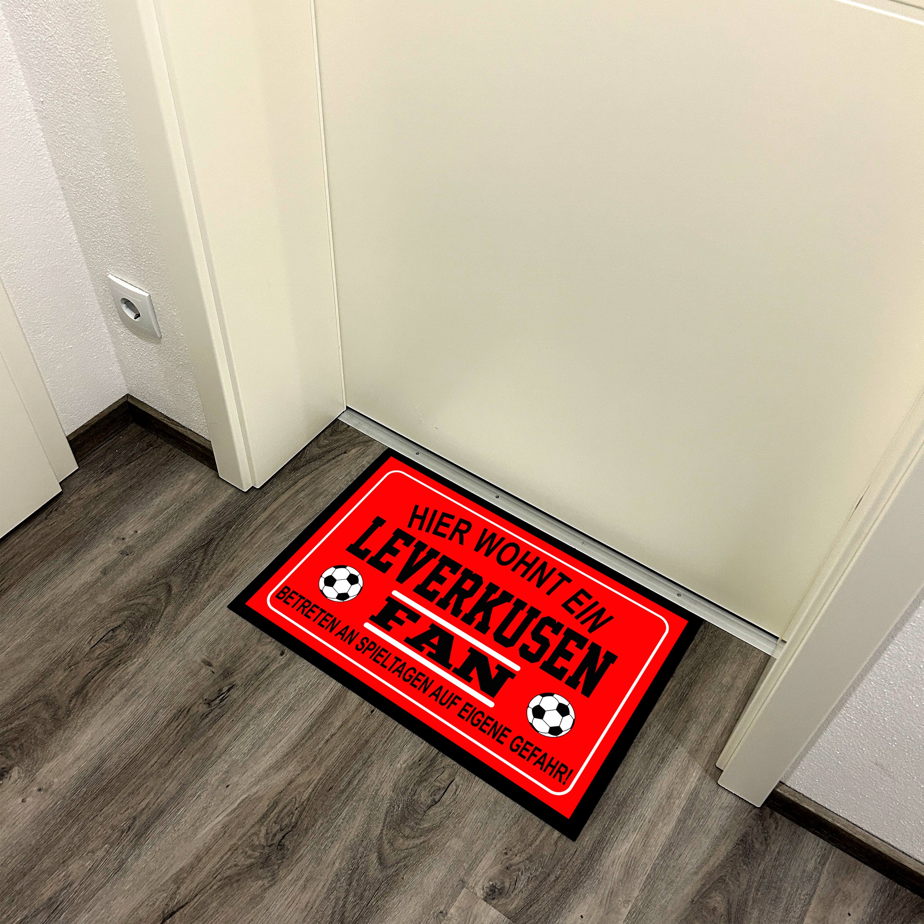 Fußmatte für Fußball Fans - Hier wohnt ein Leverkusen Fan - Betreten an Spieltagen auf eigene Gefahr! - für innen und außen | 60x40cm