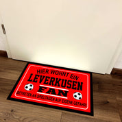 Fußmatte für Fußball Fans - Hier wohnt ein Leverkusen Fan - Betreten an Spieltagen auf eigene Gefahr! - für innen und außen | 60x40cm