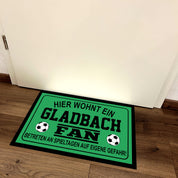 Fußmatte für Fußball Fans - Hier wohnt ein Gladbach Fan - Betreten an Spieltagen auf eigene Gefahr! - für innen und außen | 60x40cm