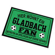 Fußmatte für Fußball Fans - Hier wohnt ein Gladbach Fan - Betreten an Spieltagen auf eigene Gefahr! - für innen und außen | 60x40cm