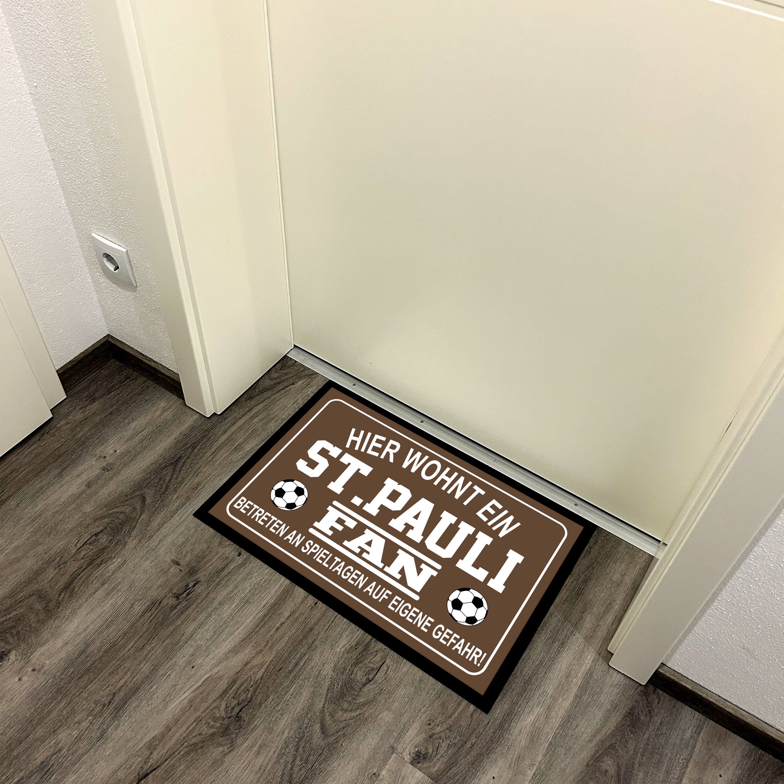 Fußmatte für Fußball Fans - Hier wohnt ein St. Pauli Fan - Betreten an Spieltagen auf eigene Gefahr! - für innen und außen | 60x40cm