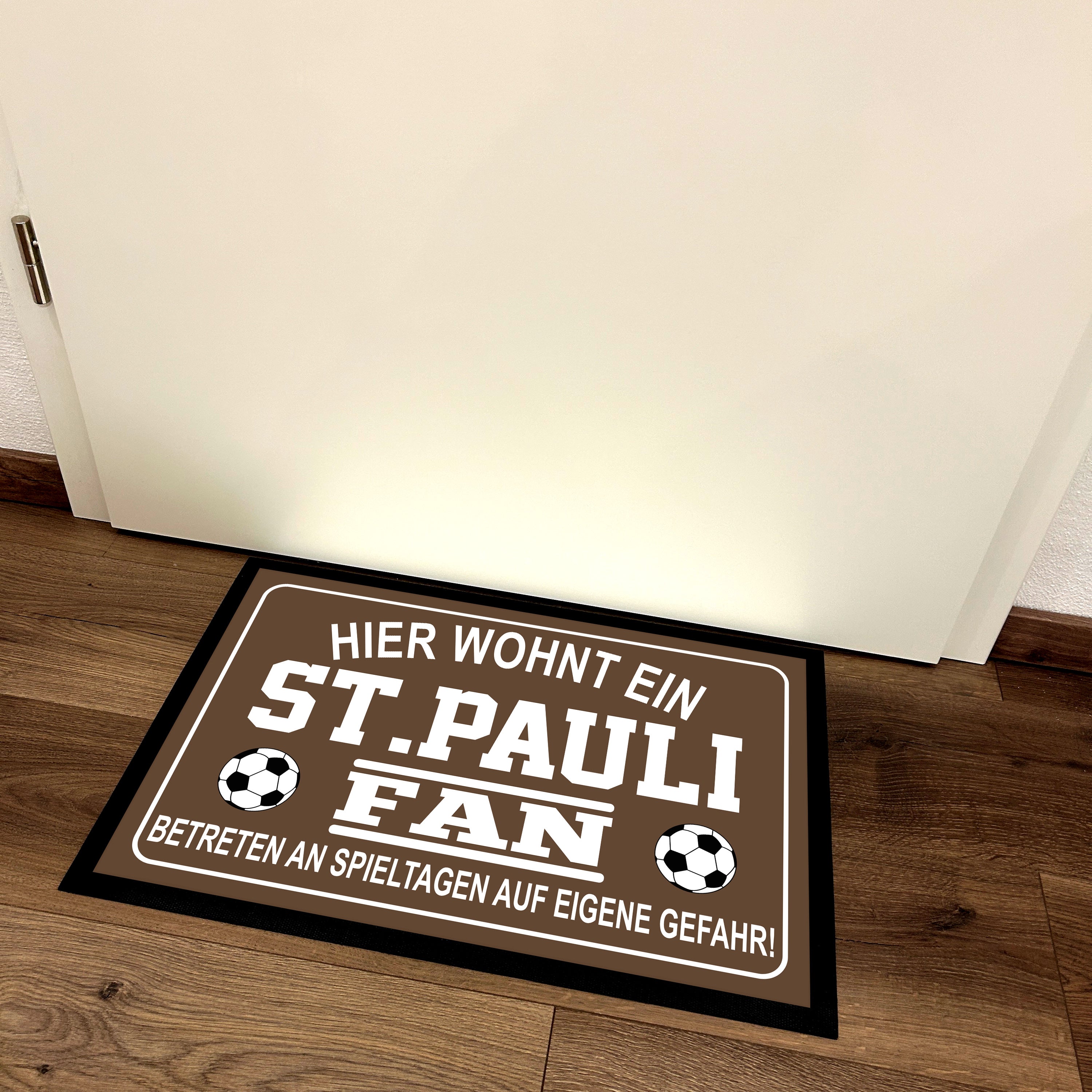 Fußmatte für Fußball Fans - Hier wohnt ein St. Pauli Fan - Betreten an Spieltagen auf eigene Gefahr! - für innen und außen | 60x40cm