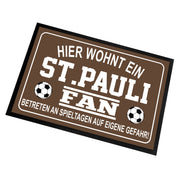 Fußmatte für Fußball Fans - Hier wohnt ein St. Pauli Fan - Betreten an Spieltagen auf eigene Gefahr! - für innen und außen | 60x40cm