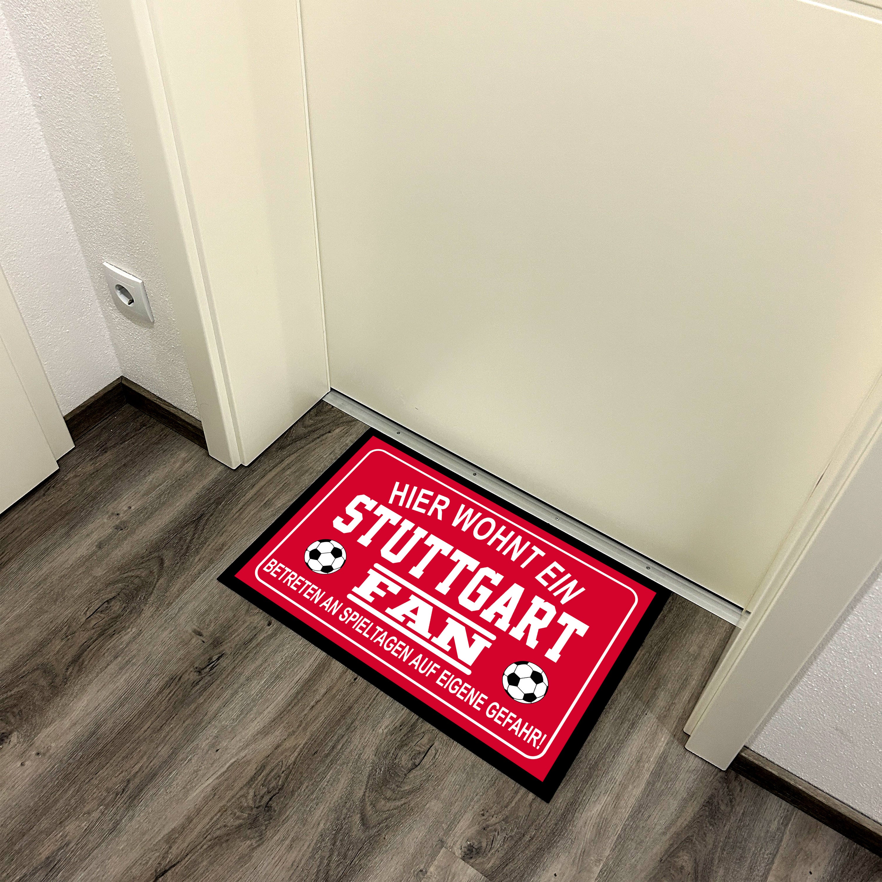 Fußmatte für Fußball Fans - Hier wohnt ein Stuttgart Fan - Betreten an Spieltagen auf eigene Gefahr! - für innen und außen | 60x40cm