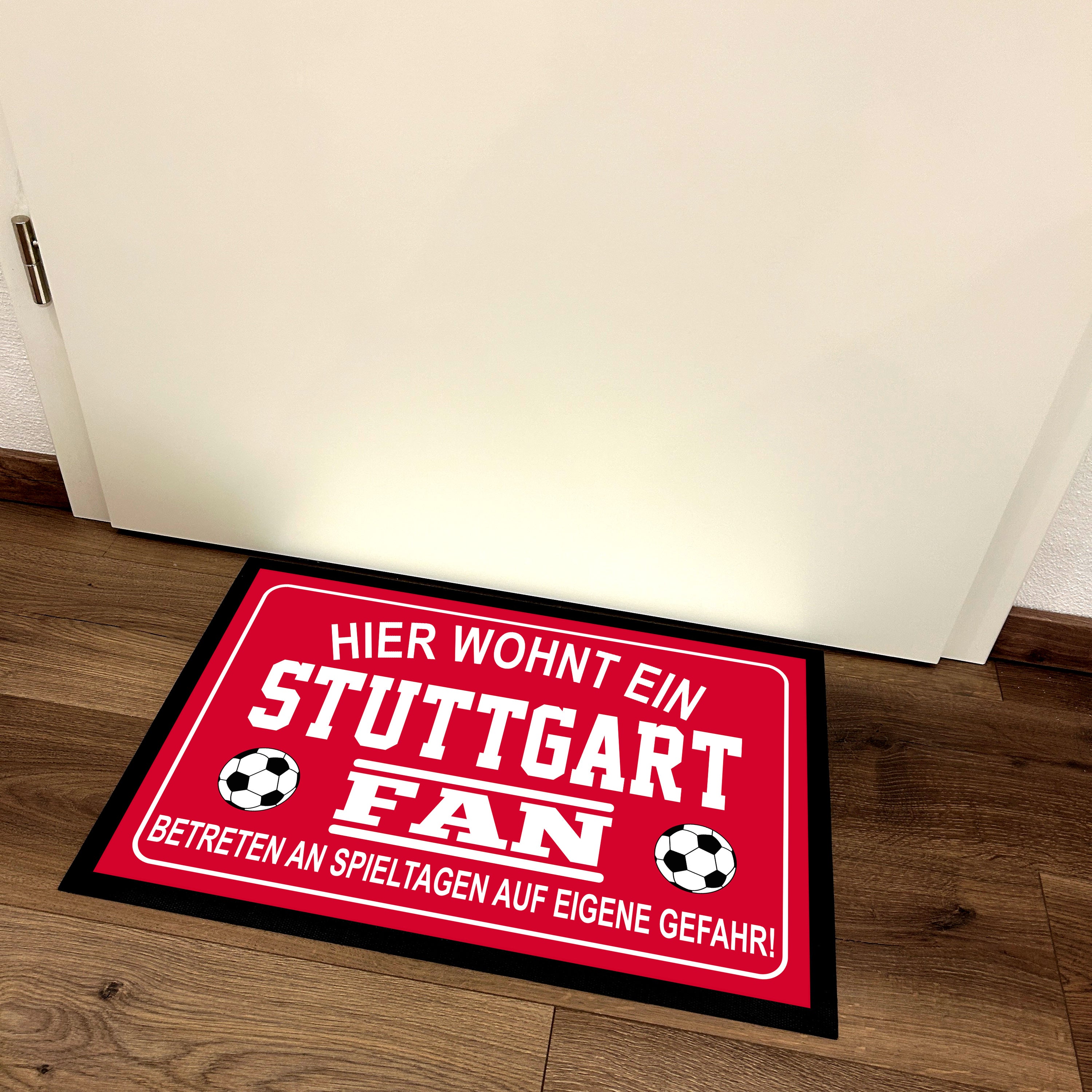 Fußmatte für Fußball Fans - Hier wohnt ein Stuttgart Fan - Betreten an Spieltagen auf eigene Gefahr! - für innen und außen | 60x40cm