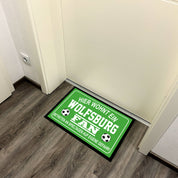 Fußmatte für Fußball Fans - Hier wohnt ein Wolfsburg Fan - Betreten an Spieltagen auf eigene Gefahr! - für innen und außen | 60x40cm