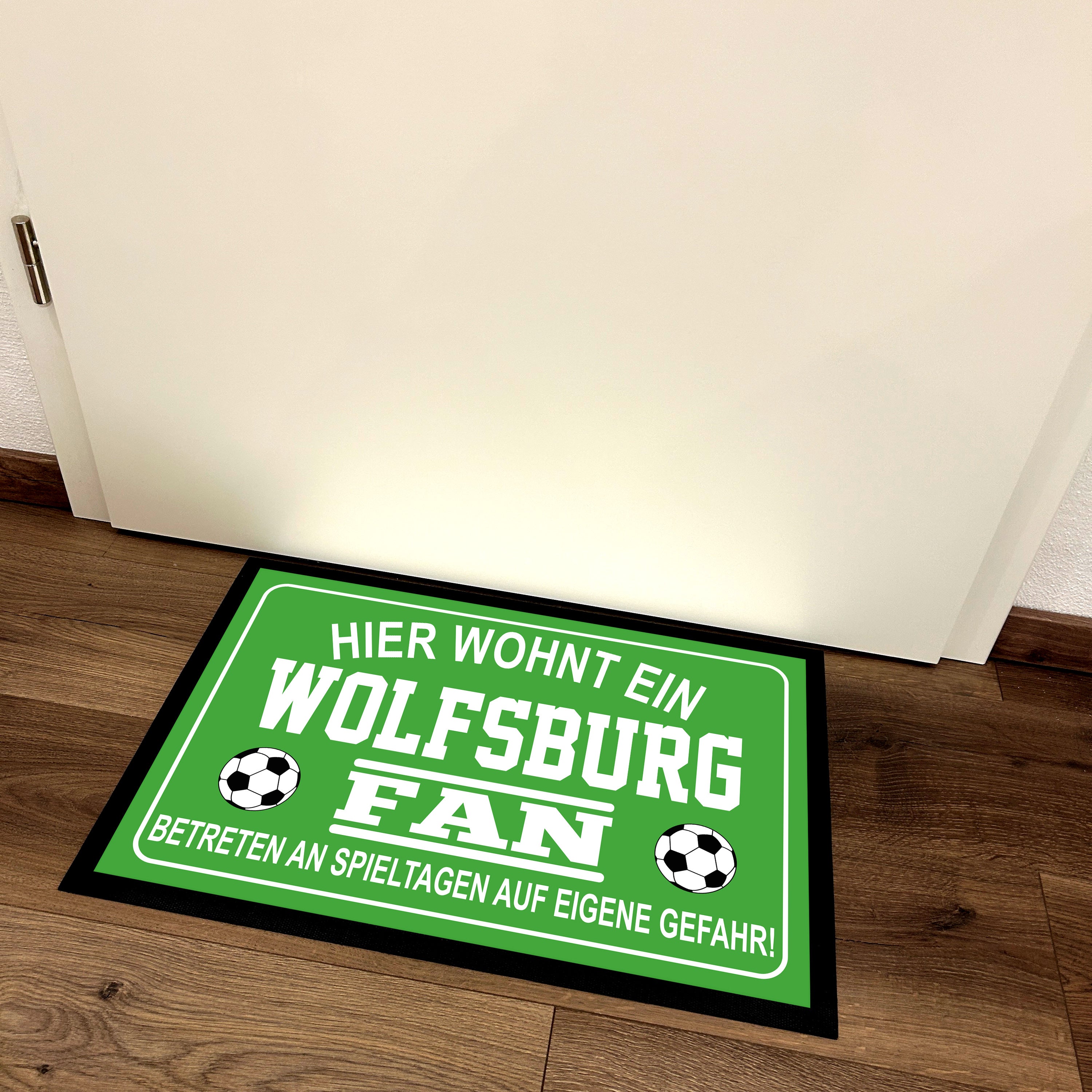 Fußmatte für Fußball Fans - Hier wohnt ein Wolfsburg Fan - Betreten an Spieltagen auf eigene Gefahr! - für innen und außen | 60x40cm