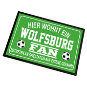 Fußmatte für Fußball Fans - Hier wohnt ein Wolfsburg Fan - Betreten an Spieltagen auf eigene Gefahr! - für innen und außen | 60x40cm