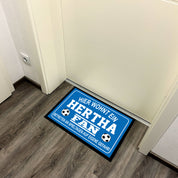 Fußmatte für Fußball Fans - Hier wohnt ein Hertha Fan - Betreten an Spieltagen auf eigene Gefahr! - für innen und außen | 60x40cm