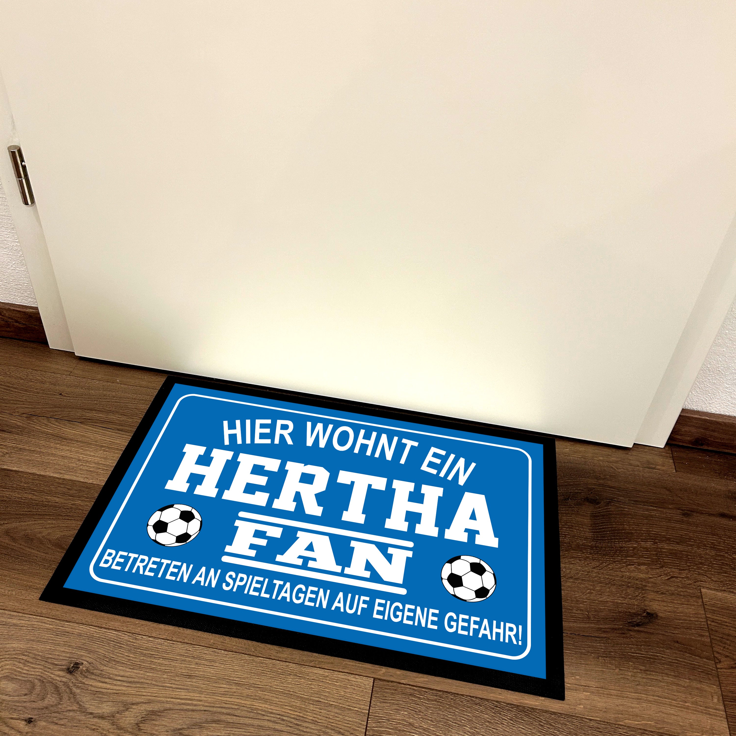 Fußmatte für Fußball Fans - Hier wohnt ein Hertha Fan - Betreten an Spieltagen auf eigene Gefahr! - für innen und außen | 60x40cm