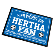 Fußmatte für Fußball Fans - Hier wohnt ein Hertha Fan - Betreten an Spieltagen auf eigene Gefahr! - für innen und außen | 60x40cm