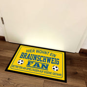 Fußmatte für Fußball Fans - Hier wohnt ein Braunschweig Fan - Betreten an Spieltagen auf eigene Gefahr! - für innen und außen | 60x40cm