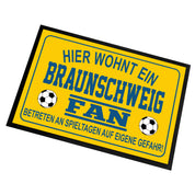 Fußmatte für Fußball Fans - Hier wohnt ein Braunschweig Fan - Betreten an Spieltagen auf eigene Gefahr! - für innen und außen | 60x40cm