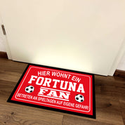 Fußmatte für Fußball Fans - Hier wohnt ein Fortuna Fan - Betreten an Spieltagen auf eigene Gefahr! - für innen und außen | 60x40cm