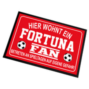 Fußmatte für Fußball Fans - Hier wohnt ein Fortuna Fan - Betreten an Spieltagen auf eigene Gefahr! - für innen und außen | 60x40cm