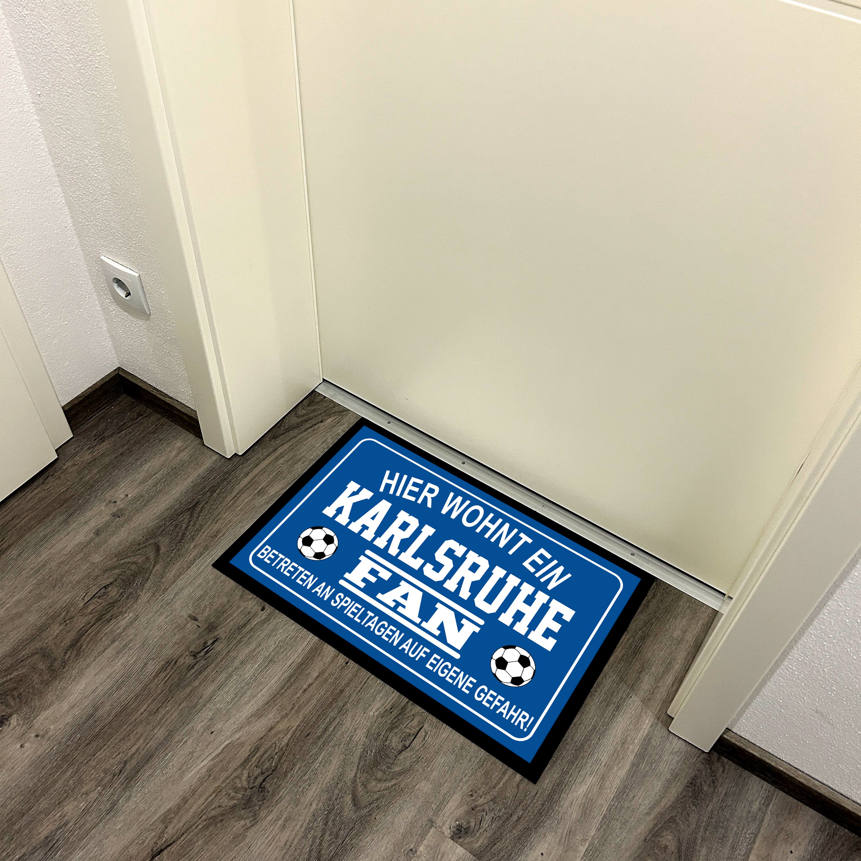 Fußmatte für Fußball Fans - Hier wohnt ein Karlsruhe Fan - Betreten an Spieltagen auf eigene Gefahr! - für innen und außen | 60x40cm