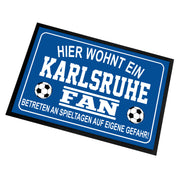 Fußmatte für Fußball Fans - Hier wohnt ein Karlsruhe Fan - Betreten an Spieltagen auf eigene Gefahr! - für innen und außen | 60x40cm