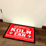 Fußmatte für Fußball Fans - Hier wohnt ein Köln Fan - Betreten an Spieltagen auf eigene Gefahr! - für innen und außen | 60x40cm