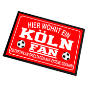 Fußmatte für Fußball Fans - Hier wohnt ein Köln Fan - Betreten an Spieltagen auf eigene Gefahr! - für innen und außen | 60x40cm