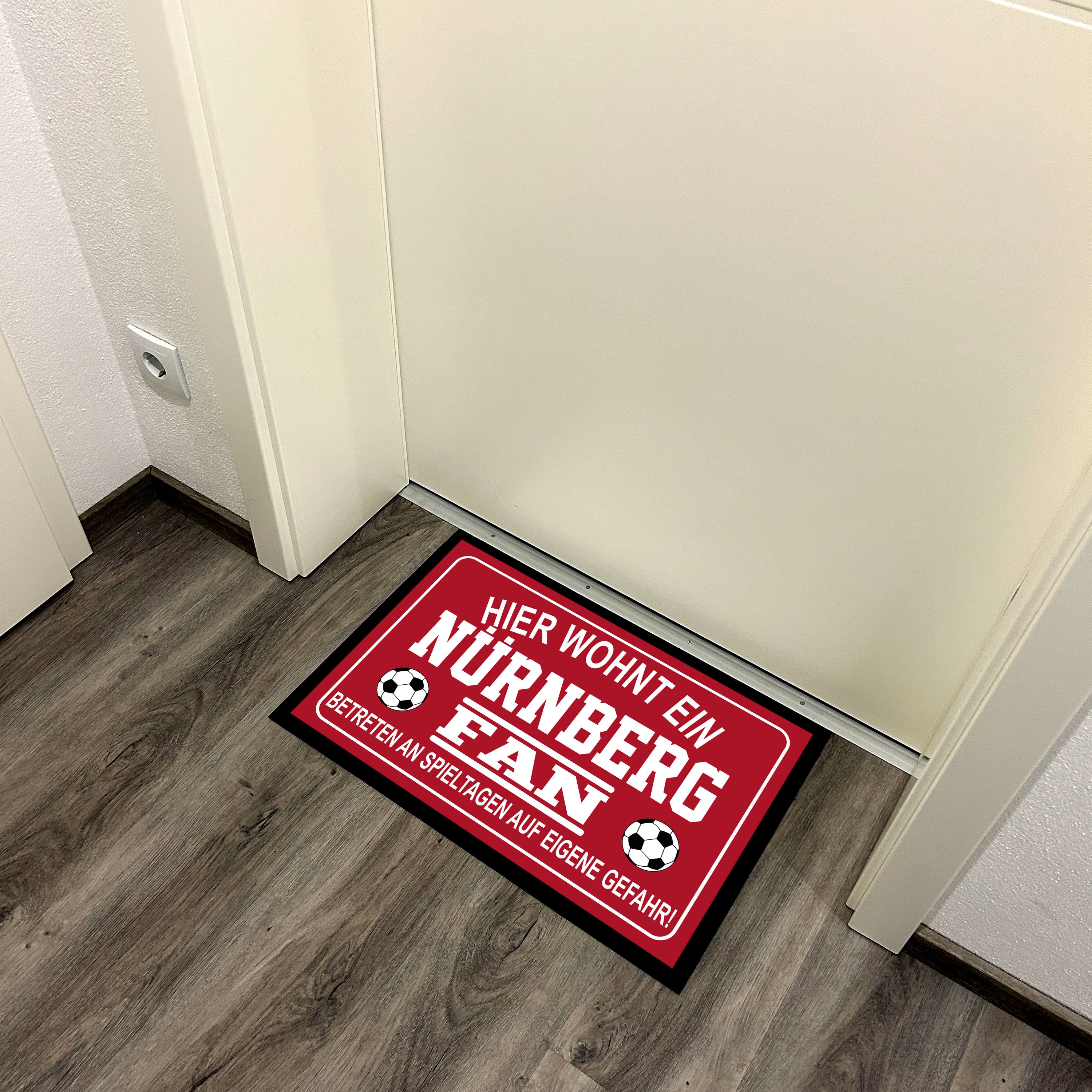 Fußmatte für Fußball Fans - Hier wohnt ein Nürnberg Fan - Betreten an Spieltagen auf eigene Gefahr! - für innen und außen | 60x40cm