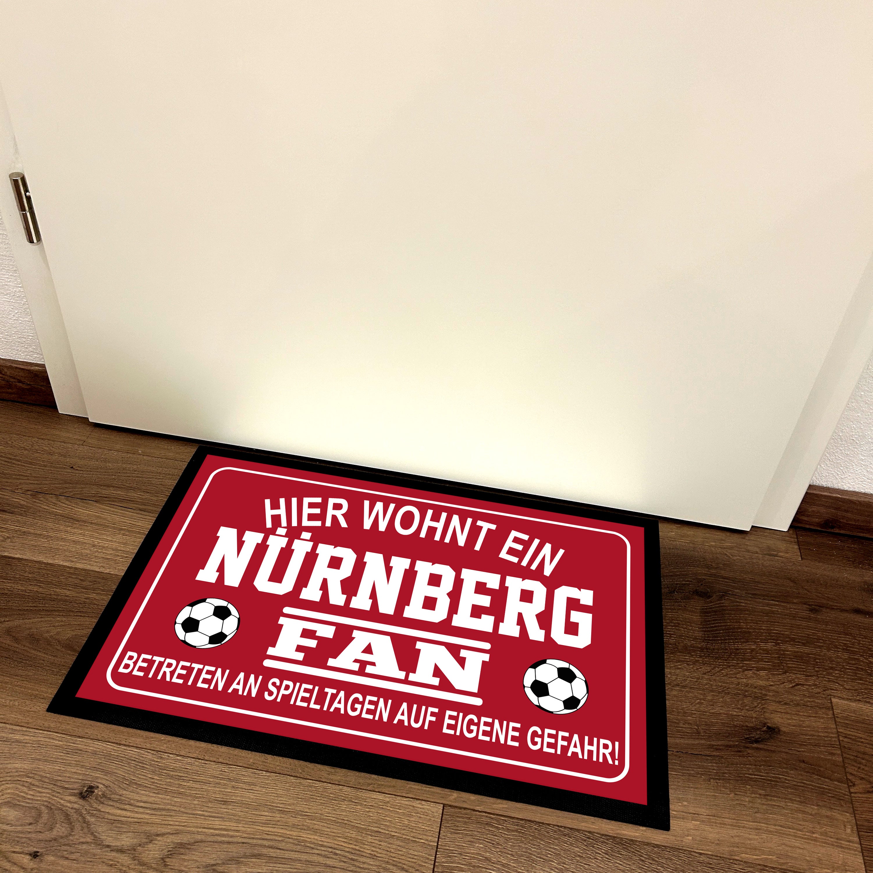 Fußmatte für Fußball Fans - Hier wohnt ein Nürnberg Fan - Betreten an Spieltagen auf eigene Gefahr! - für innen und außen | 60x40cm