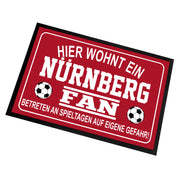 Fußmatte für Fußball Fans - Hier wohnt ein Nürnberg Fan - Betreten an Spieltagen auf eigene Gefahr! - für innen und außen | 60x40cm