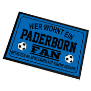 Fußmatte für Fußball Fans - Hier wohnt ein Paderborn Fan - Betreten an Spieltagen auf eigene Gefahr! - für innen und außen | 60x40cm