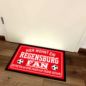 Fußmatte für Fußball Fans - Hier wohnt ein Regensburg Fan - Betreten an Spieltagen auf eigene Gefahr! - für innen und außen | 60x40cm