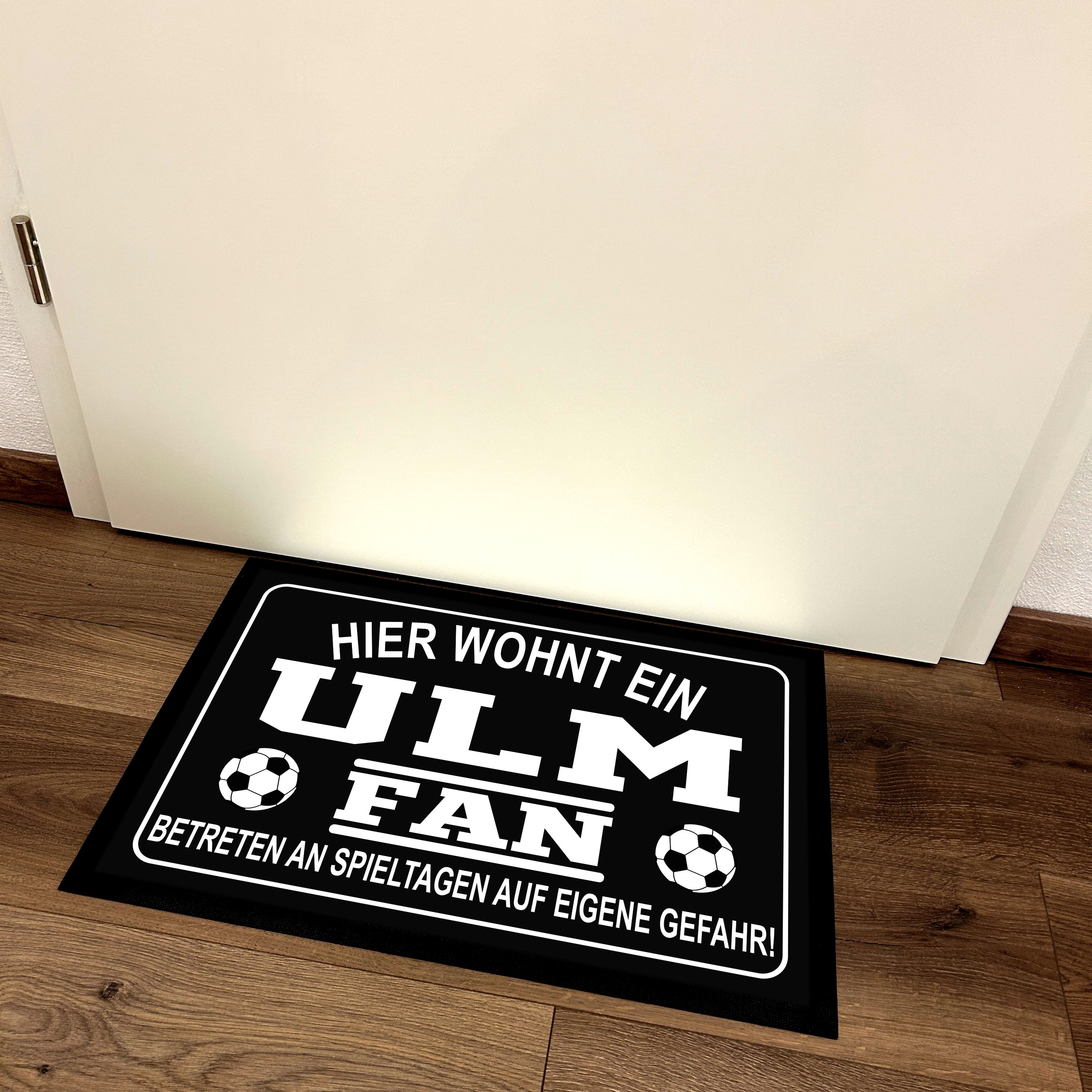 Fußmatte für Fußball Fans - Hier wohnt ein Ulm Fan - Betreten an Spieltagen auf eigene Gefahr! - für innen und außen | 60x40cm