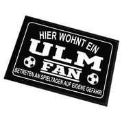 Fußmatte für Fußball Fans - Hier wohnt ein Ulm Fan - Betreten an Spieltagen auf eigene Gefahr! - für innen und außen | 60x40cm