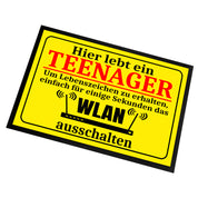 Fußmatte mit Motiv - Hier lebt ein Teenager - Um Lebenszeichen zu erhalten, einfach für einige Sekunden das WLAN ausschalten - für innen und außen | 60x40cm