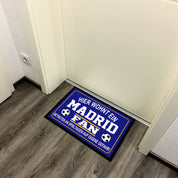 Fußmatte für Fußball Fans - Hier wohnt ein Madrid Fan - Betreten an Spieltagen auf eigene Gefahr! - für innen und außen | 60x40cm