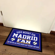 Fußmatte für Fußball Fans - Hier wohnt ein Madrid Fan - Betreten an Spieltagen auf eigene Gefahr! - für innen und außen | 60x40cm
