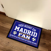 Fußmatte für Fußball Fans - Hier wohnt ein Madrid Fan - Betreten an Spieltagen auf eigene Gefahr! - für innen und außen | 60x40cm