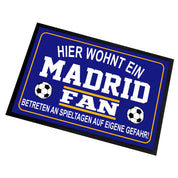 Fußmatte für Fußball Fans - Hier wohnt ein Madrid Fan - Betreten an Spieltagen auf eigene Gefahr! - für innen und außen | 60x40cm