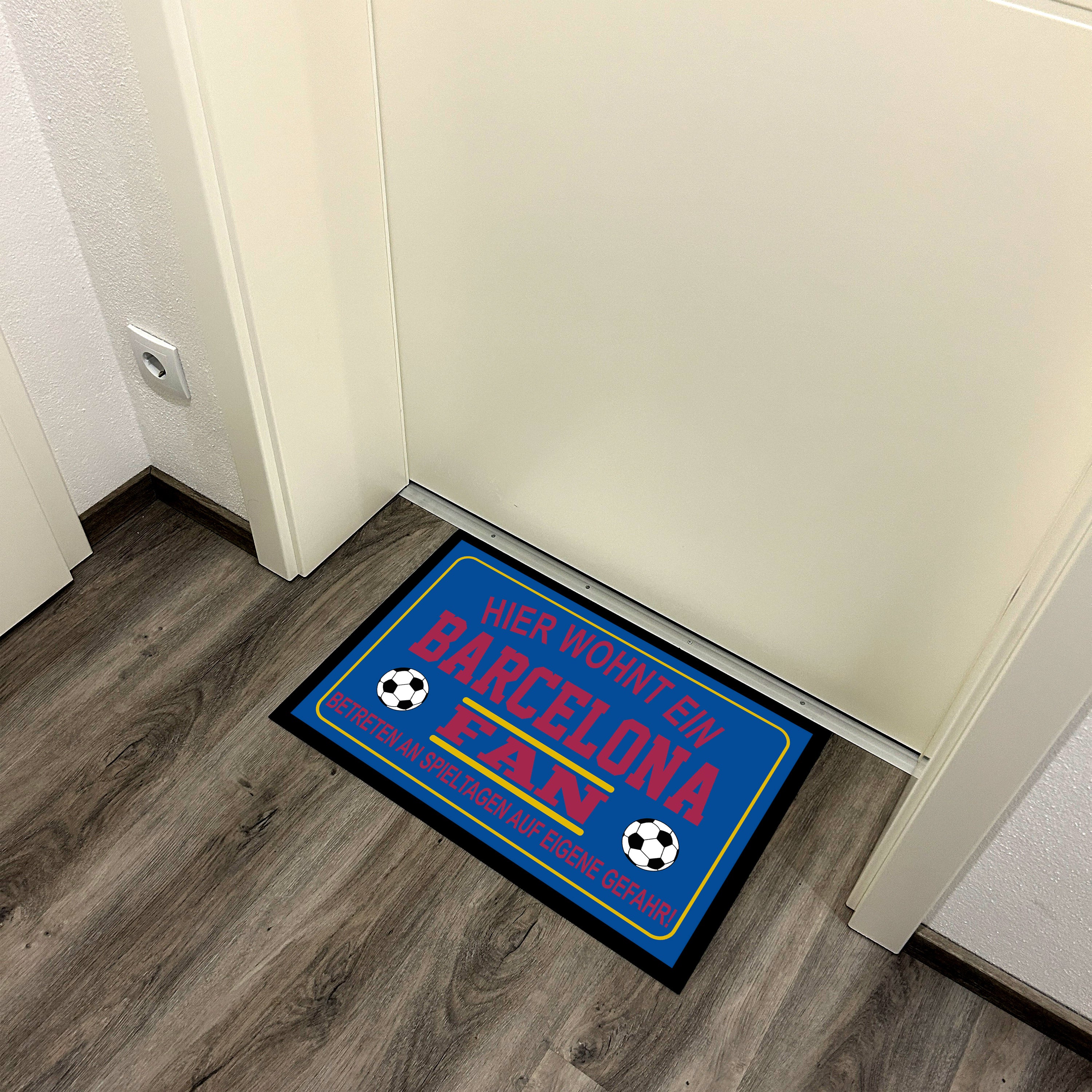 Fußmatte für Fußball Fans - Hier wohnt ein Barcelona Fan - Betreten an Spieltagen auf eigene Gefahr! - für innen und außen | 60x40cm