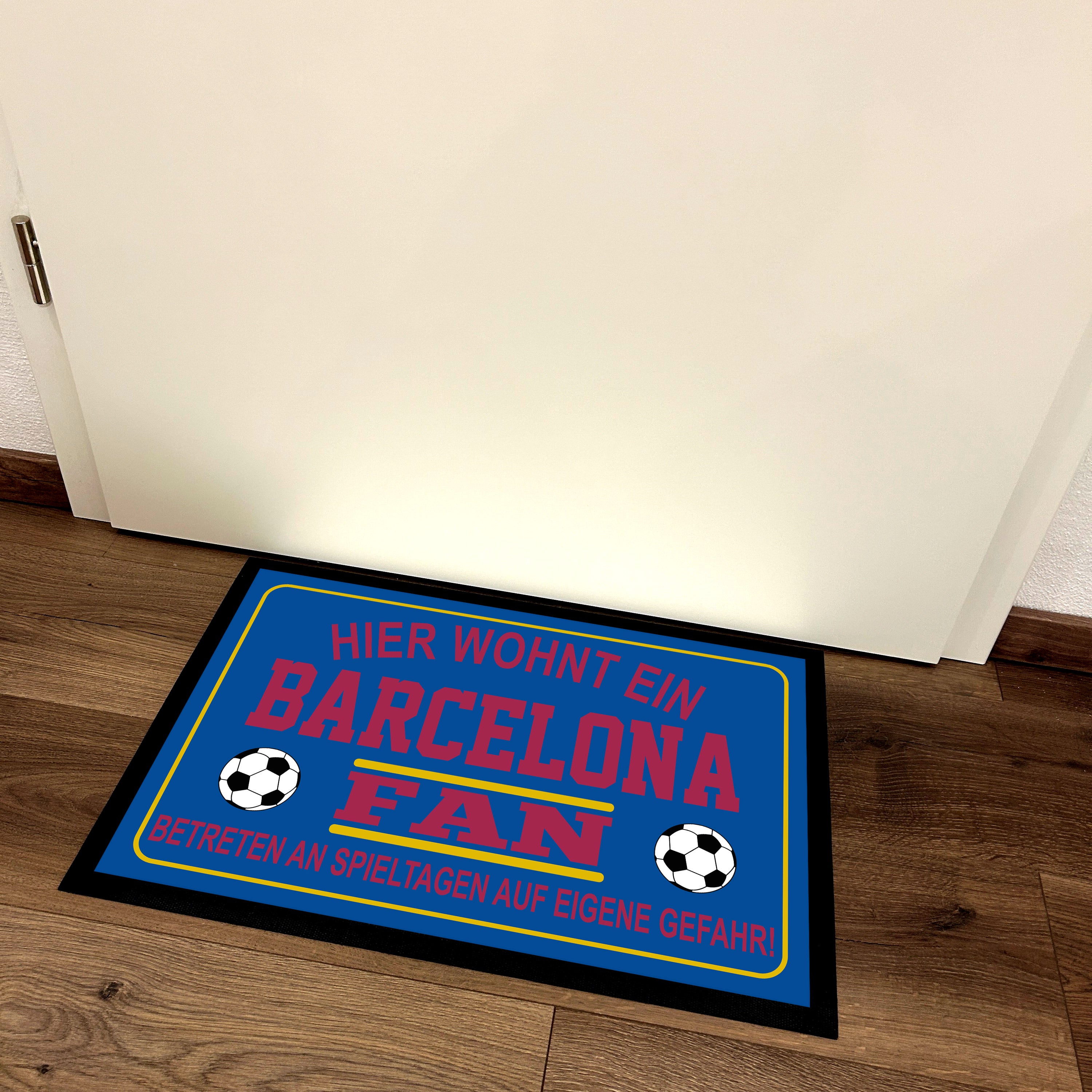 Fußmatte für Fußball Fans - Hier wohnt ein Barcelona Fan - Betreten an Spieltagen auf eigene Gefahr! - für innen und außen | 60x40cm