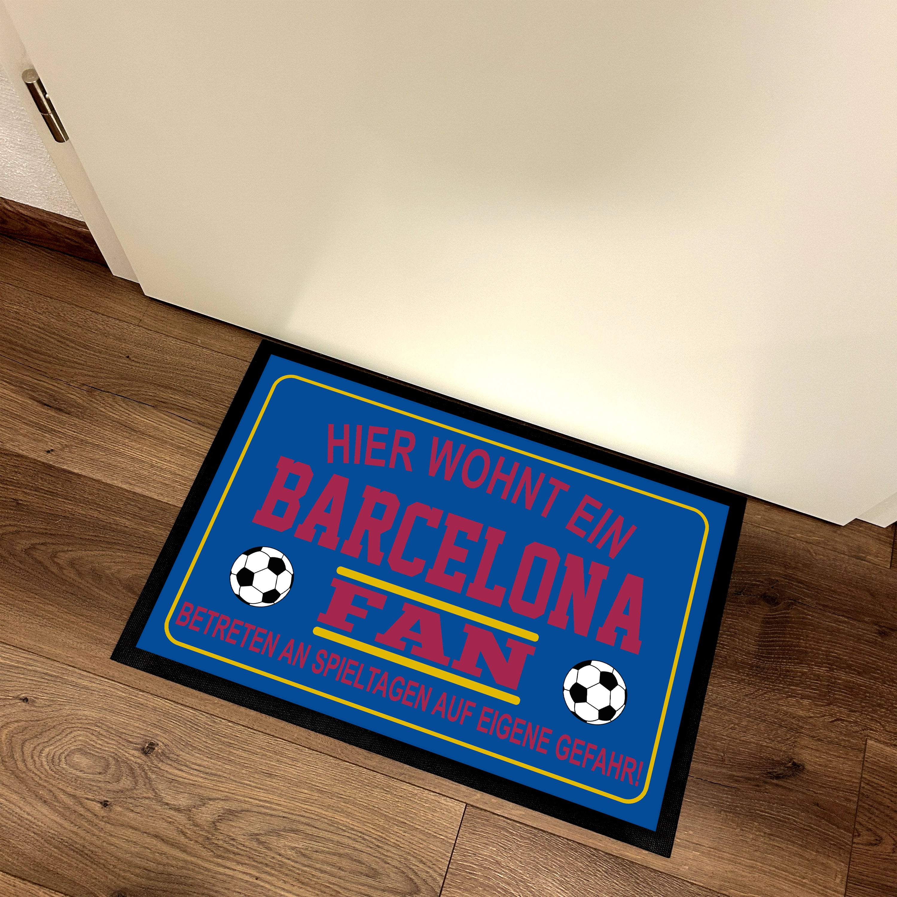 Fußmatte für Fußball Fans - Hier wohnt ein Barcelona Fan - Betreten an Spieltagen auf eigene Gefahr! - für innen und außen | 60x40cm