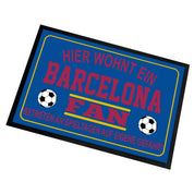 Fußmatte für Fußball Fans - Hier wohnt ein Barcelona Fan - Betreten an Spieltagen auf eigene Gefahr! - für innen und außen | 60x40cm