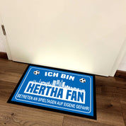 Fußmatte für Fußballfans mit Skyline | 60x40cm | Ich bin Hertha Fan - Betreten an Spieltagen auf eigene Gefahr! | Zeige deine Stadtliebe und Fußballbegeisterung! | für innen und außen
