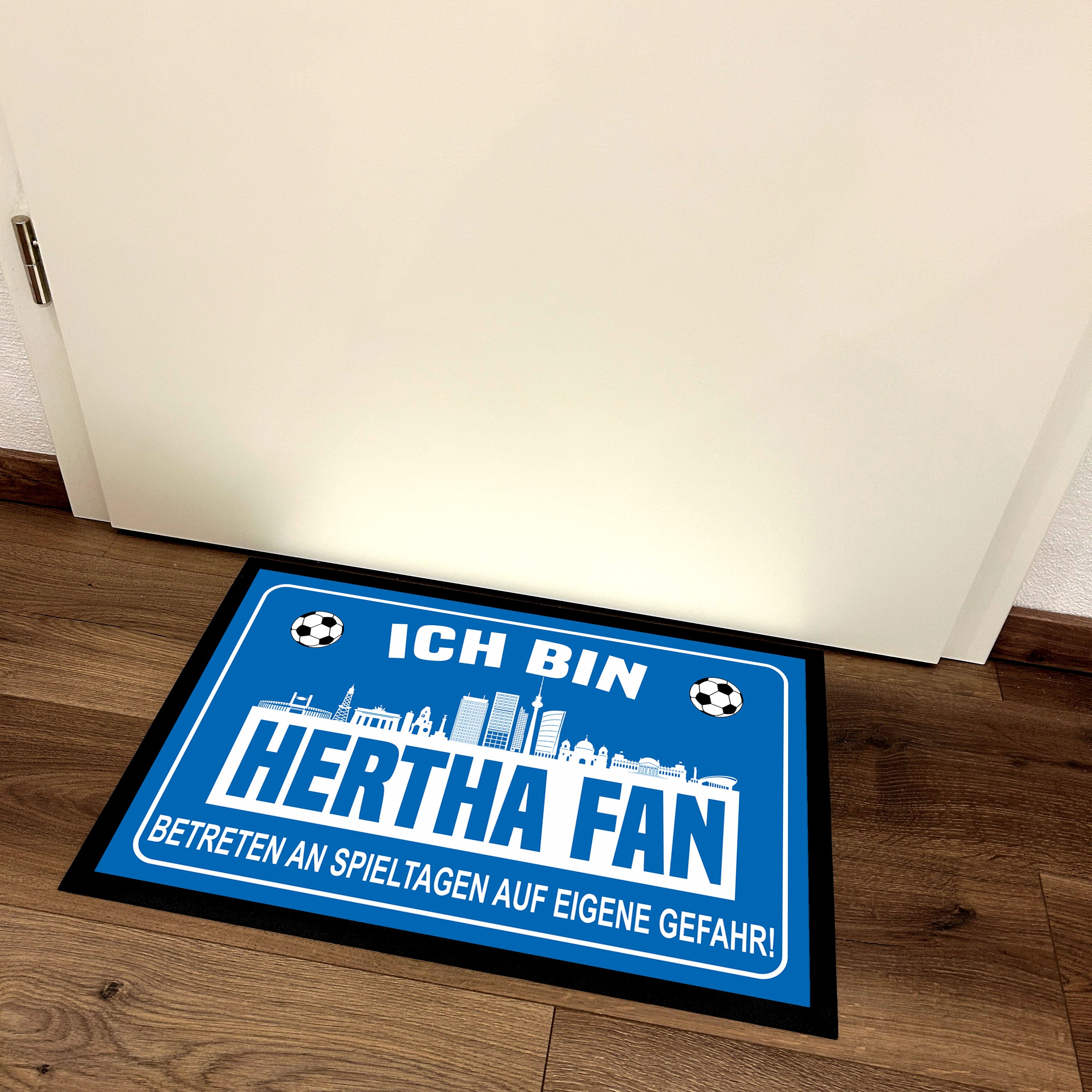Fußmatte für Fußballfans mit Skyline | 60x40cm | Ich bin Hertha Fan - Betreten an Spieltagen auf eigene Gefahr! | Zeige deine Stadtliebe und Fußballbegeisterung! | für innen und außen