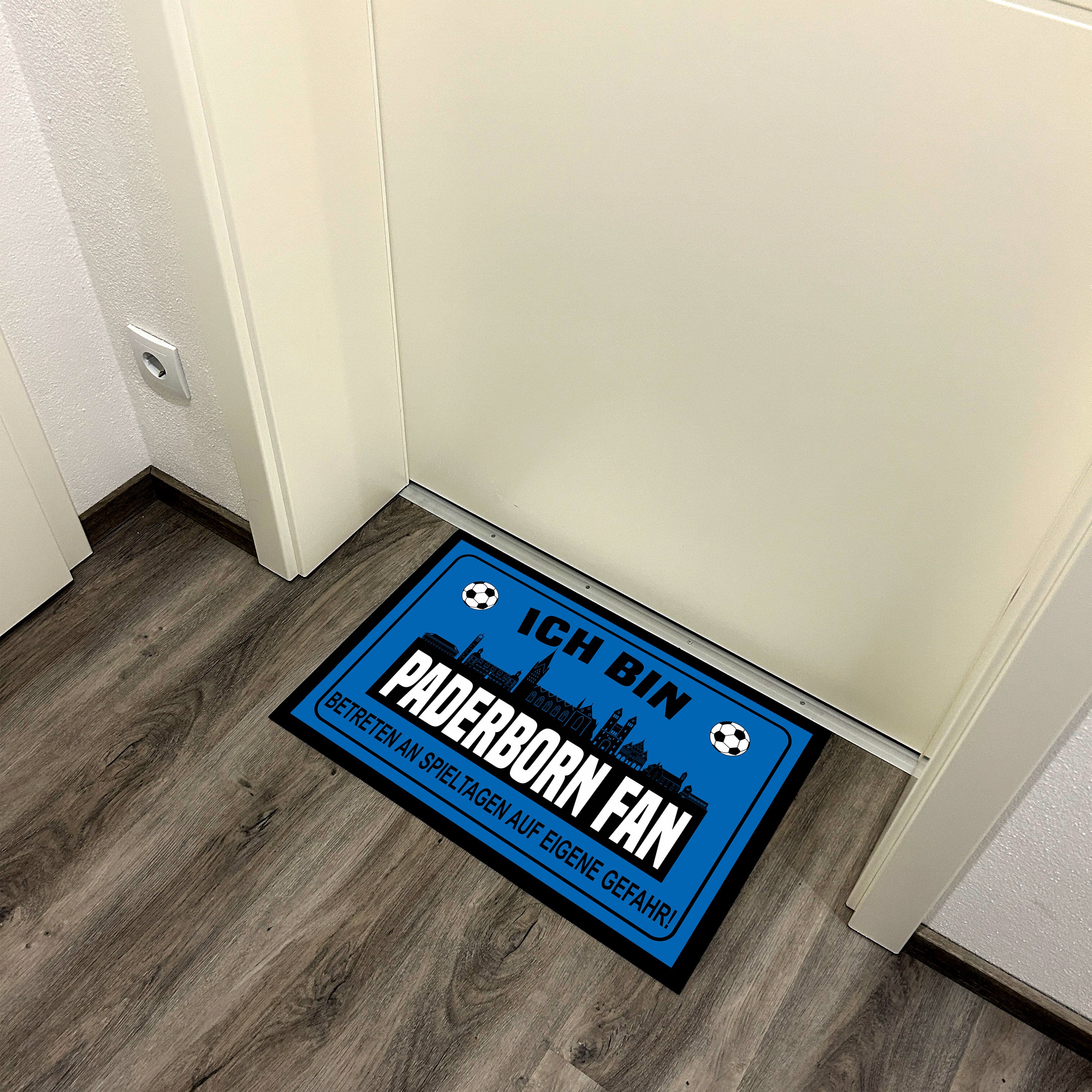 Fußmatte für Fußballfans mit Skyline | 60x40cm | Ich bin Paderborn Fan - Betreten an Spieltagen auf eigene Gefahr! | Zeige deine Stadtliebe und Fußballbegeisterung! | für innen und außen