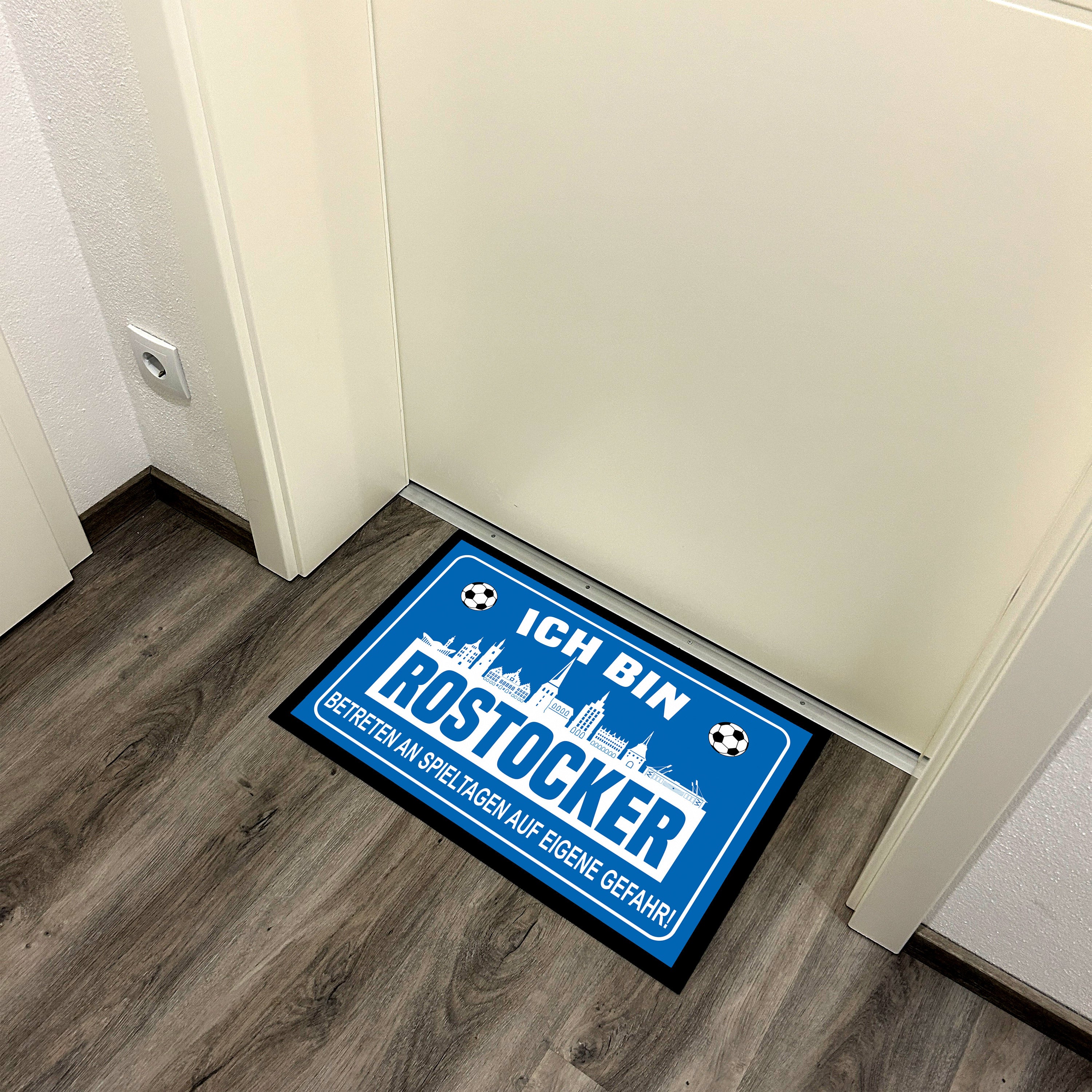 Fußmatte für Fußballfans mit Skyline | 60x40cm | Ich bin Rostocker - Betreten an Spieltagen auf eigene Gefahr! | Zeige deine Stadtliebe und Fußballbegeisterung! | für innen und außen