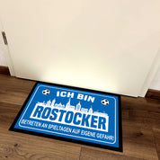 Fußmatte für Fußballfans mit Skyline | 60x40cm | Ich bin Rostocker - Betreten an Spieltagen auf eigene Gefahr! | Zeige deine Stadtliebe und Fußballbegeisterung! | für innen und außen