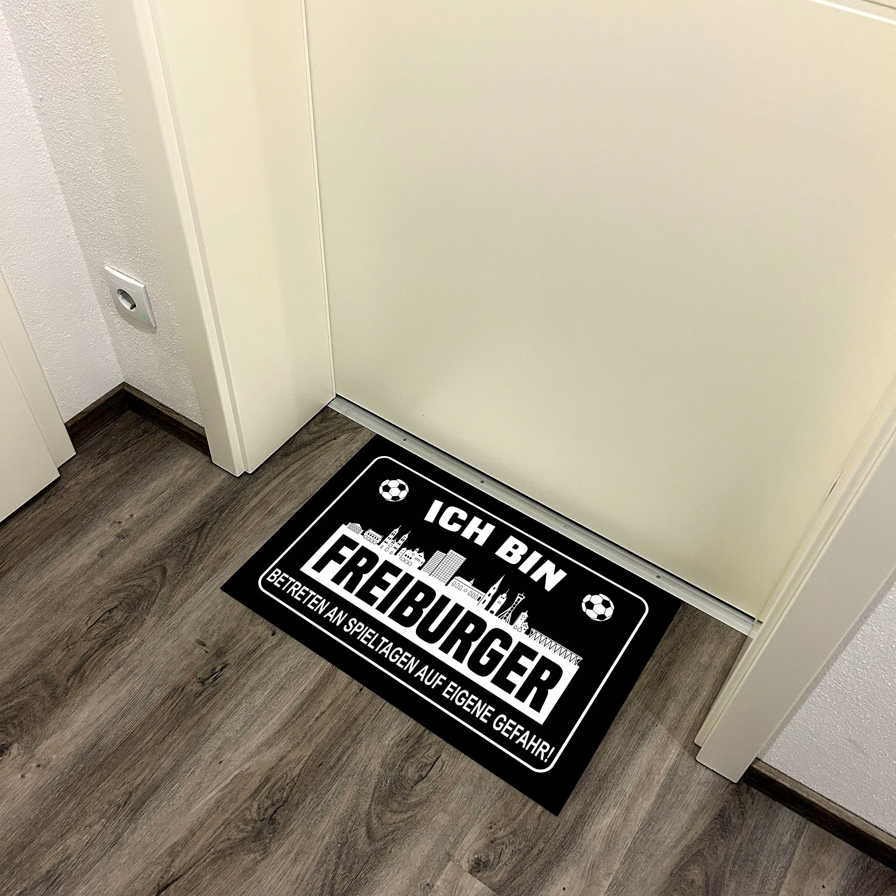 Fußmatte für Fußballfans mit Skyline | 60x40cm | Ich bin Freiburger - Betreten an Spieltagen auf eigene Gefahr! | Zeige deine Stadtliebe und Fußballbegeisterung! | für innen und außen