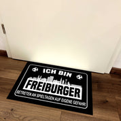 Fußmatte für Fußballfans mit Skyline | 60x40cm | Ich bin Freiburger - Betreten an Spieltagen auf eigene Gefahr! | Zeige deine Stadtliebe und Fußballbegeisterung! | für innen und außen