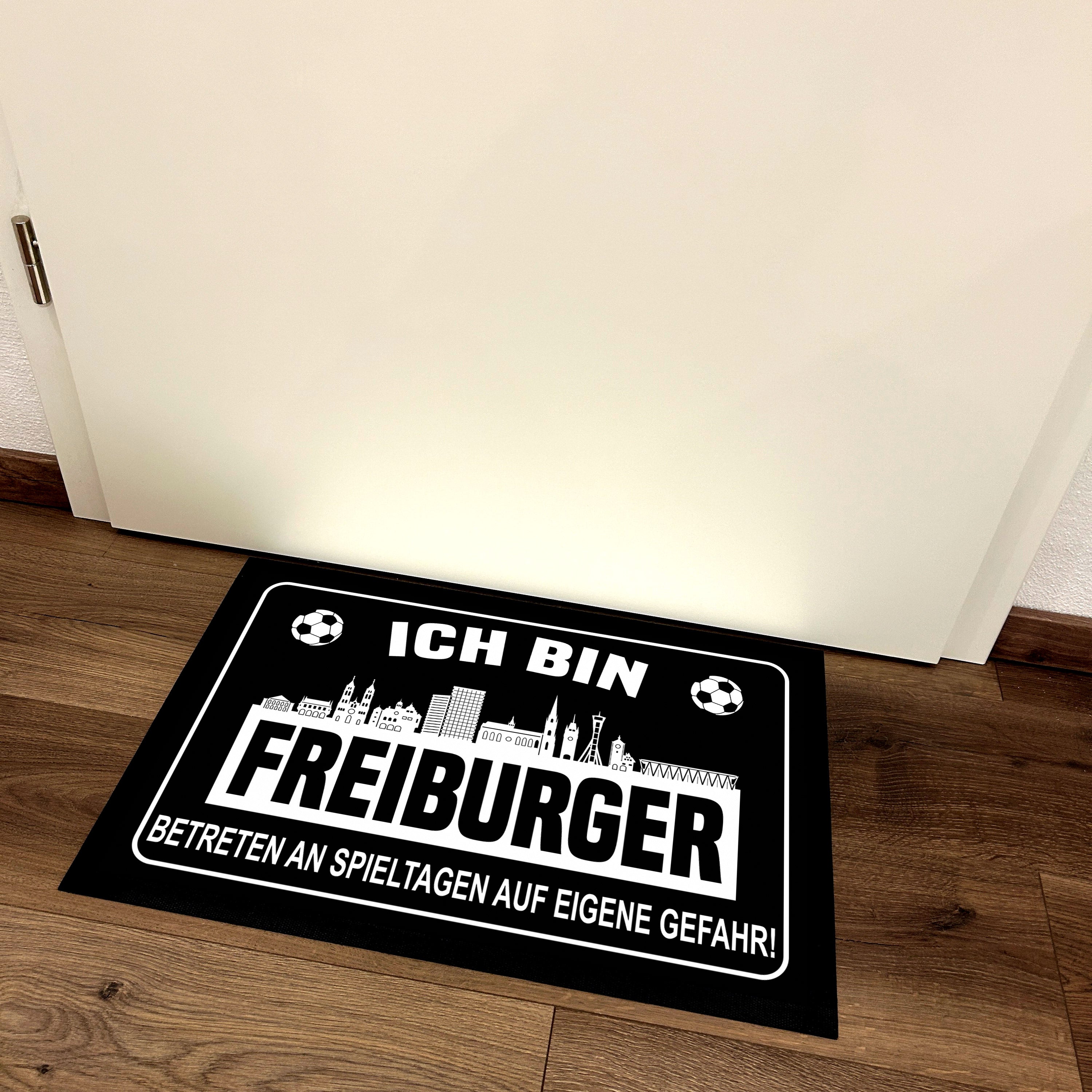Fußmatte für Fußballfans mit Skyline | 60x40cm | Ich bin Freiburger - Betreten an Spieltagen auf eigene Gefahr! | Zeige deine Stadtliebe und Fußballbegeisterung! | für innen und außen